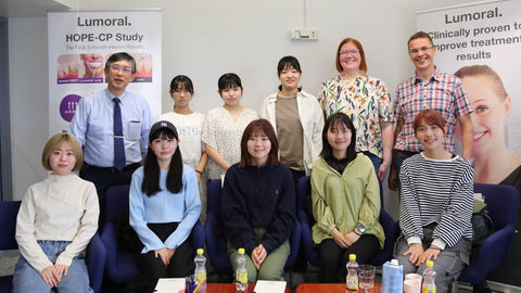 Lumoral esillä japanilaisten suuhygienistiopiskelijoiden Koite Health -yritysvierailulla Espoossa